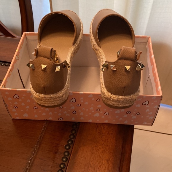 Shoes with gold studs, Taupe color - Picture 4 of 4